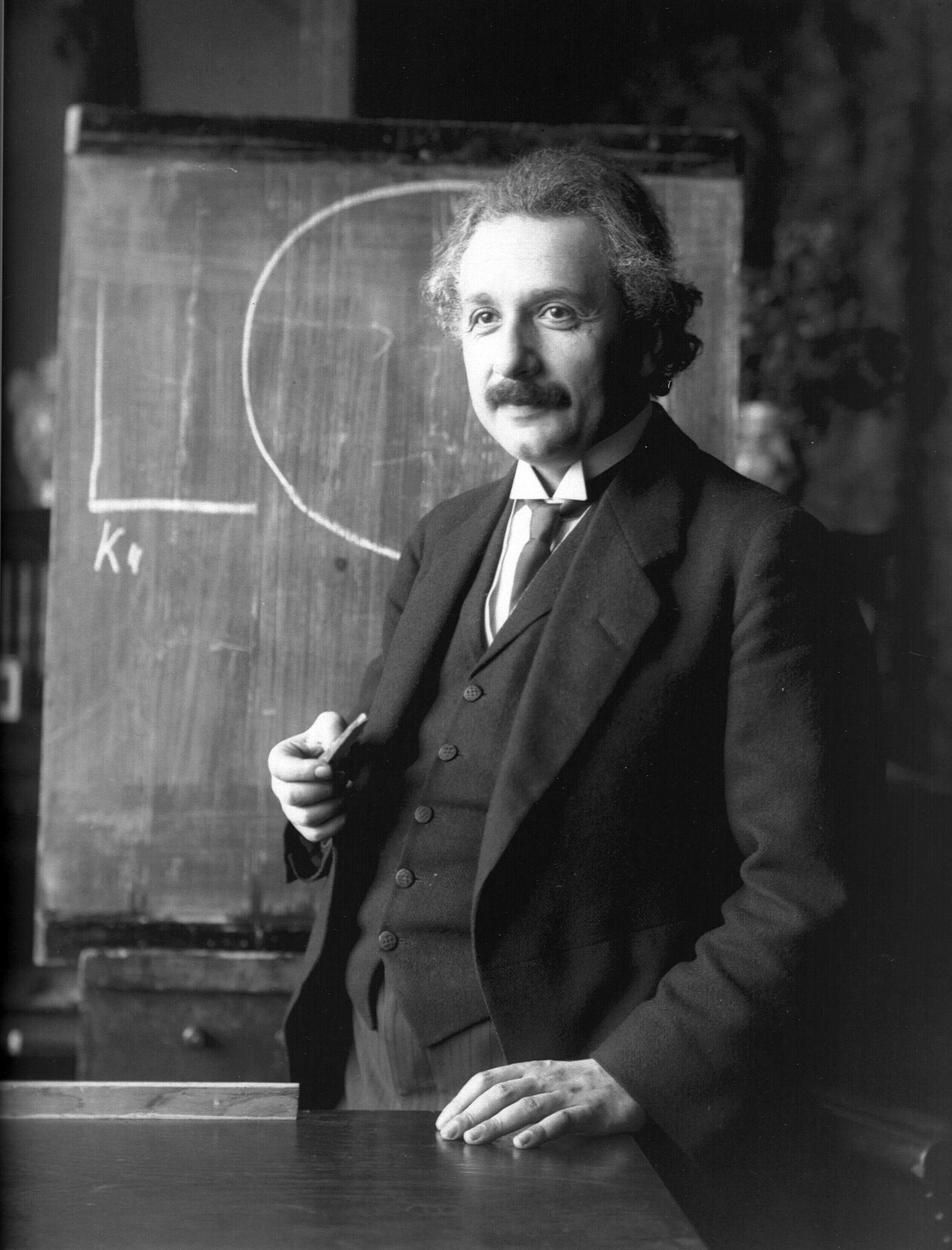 Einstein_1921_by_F_Schmutzer.jpg
